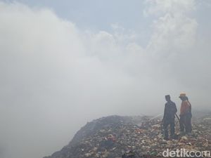Bupati Tabanan Minta Tim Darurat Kerja 24 Jam Padamkan Api di TPA Mandung