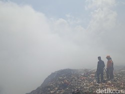 Kepulan Asap Memutih, 50 Persen Api di TPA Mandung Mulai Terkendali