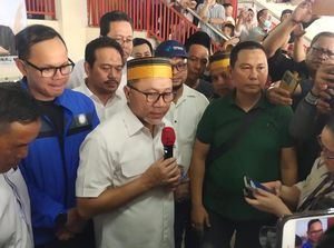 Tinjau New Makassar Mall, Zulhas Borong Dagangan-Berbagi ke Pengunjung Tinjau New Makassar Mall, Zulhas Borong Dagangan-Berbagi ke Pengunjung