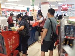 Jelang Berakhirnya Transmart Full Day Sale, Antrean di Kasir Menumpuk