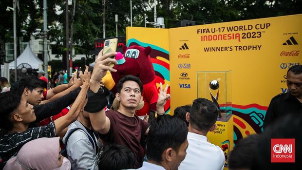 Trofi Piala Dunia U-17 2023 dipamerkan kali pertama di Jakarta dalam seremoni di Bundaran HI, Jakarta, di sela kegiatan Car Free Day (CFD), Minggu (15/10/2023). (CNNIndonesia/Adi Ibrahim)
