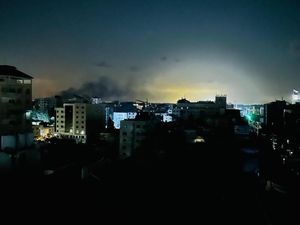 Jerit Warga Gaza Saat Malam Tiba: Bahkan Lilin Pun Kami Tak Punya