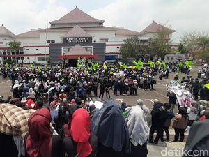 Honor Telat Dibayar, Buruh Pabrik Garmen Geruduk Kantor Bupati