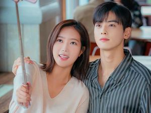 Ciuman dengan Cha Eun Woo, Aktris Ini Curhat Bibirnya Sampai Bengkak Karena... Ciuman dengan Cha Eun Woo, Aktris Ini Curhat Bibirnya Sampai Bengkak Karena...