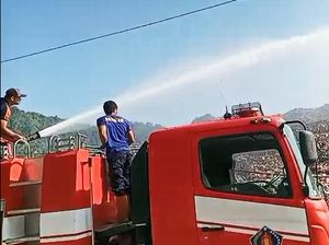 Cegah Kebakaran, Damkar Klungkung Semprot Gunungan Sampah dengan 2 Tangki Air