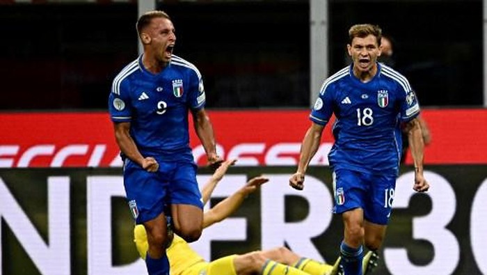Italys midfielder #08 Davide Frattesi (L) shouts as he celebrates scoring Italys second goal during the Euro 2024 football tournament Group C qualifying match between Italy and Ukraine, at Stadio San Siro in Milan, on September 12, 2023. (Photo by GABRIEL BOUYS / AFP)