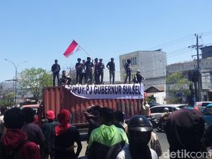 Massa Demo Soroti Program Pj Gubernur Sulsel Tak Sesuai Arahan Jokowi Massa Demo Soroti Program Pj Gubernur Sulsel Tak Sesuai Arahan Jokowi