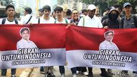 Dukung Cawapres 35 Tahun, Massa Berkaos Gibran Demo di Patung Kuda