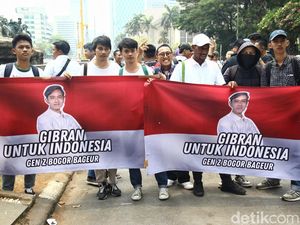 Dukung Cawapres 35 Tahun, Massa Berkaos Gibran Demo di Patung Kuda