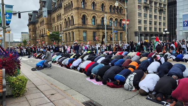 Dukung Palestina, Warga Kanada Salat Berjamaah di Depan Gedung Parlemen