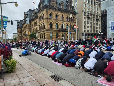 Dukung Palestina, Warga Kanada Salat Berjamaah di Depan Gedung Parlemen