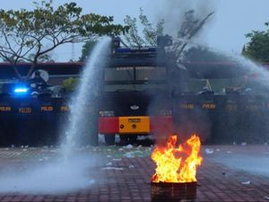 Bakar Ban-Tembakan Water Canon Warnai Simulasi Pengamanan Pemilu di Rohil