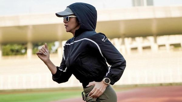 8 Gaya Olla Ramlan Saat Olahraga, Sporty Pakai Hoodie Jadi Pengganti Hijab