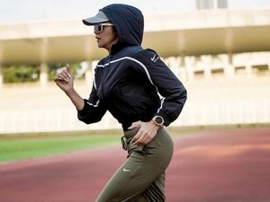 8 Gaya Olla Ramlan Saat Olahraga, Sporty Pakai Hoodie Jadi Pengganti Hijab 8 Gaya Olla Ramlan Saat Olahraga, Sporty Pakai Hoodie Jadi Pengganti Hijab