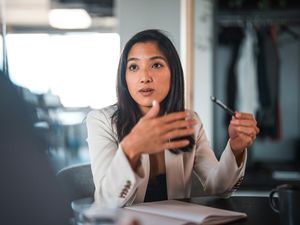 IQ atau EQ, Mana yang Lebih Penting untuk Kesuksesan Hidup? IQ atau EQ, Mana yang Lebih Penting untuk Kesuksesan Hidup?