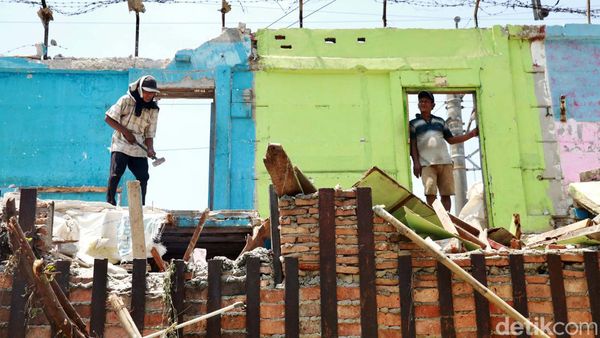 Jadi Sarang Prostitusi, Bangunan Liar Pinggir Rel di Tambora Dibongkar