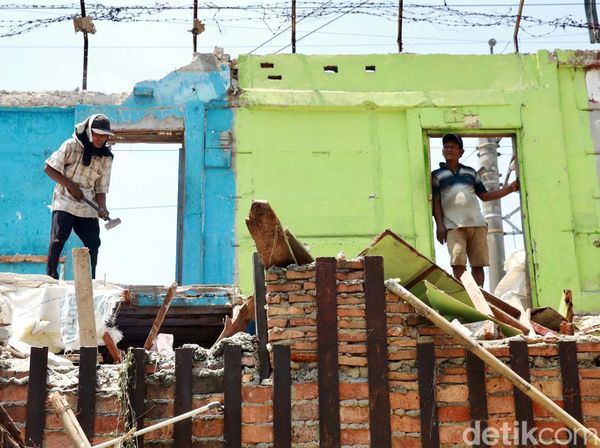 Jadi Sarang Prostitusi, Bangunan Liar Pinggir Rel di Tambora Dibongkar