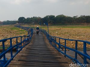 Imbas Kekeringan, Jembatan Apung di KBB Menapak ke Tanah