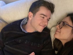 Kisah John Mulaney Tak Sengaja Nonton Film Erotis Bareng Ibu Olivia Munn