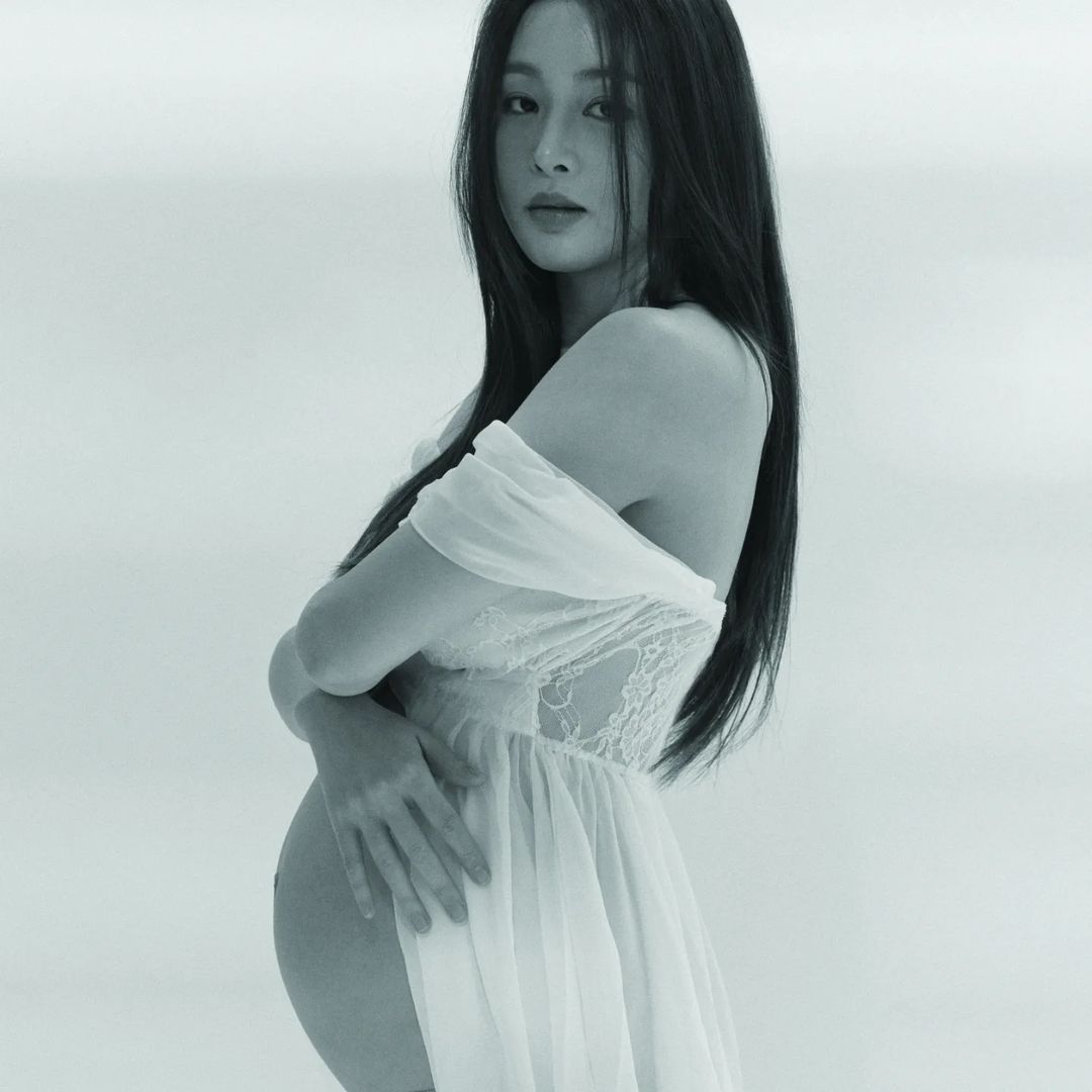 Kang Sora pamer perut buncit