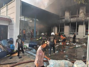 Kebakaran Gudang Kain di Solo Baru Sukoharjo, 1 Orang Tewas Kebakaran Gudang Kain di Solo Baru Sukoharjo, 1 Orang Tewas