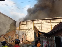 Pabrik Tekstil di Solo Baru Terbakar, Warga Sekitar Evakuasi Barang