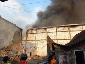 Pabrik Tekstil di Solo Baru Terbakar, Warga Sekitar Evakuasi Barang Pabrik Tekstil di Solo Baru Terbakar, Warga Sekitar Evakuasi Barang