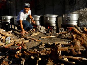 Perang Bikin Krisis BBM, Warga Gaza Masak dengan Kayu Bakar Perang Bikin Krisis BBM, Warga Gaza Masak dengan Kayu Bakar