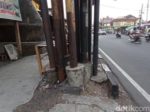 Rumpun Tiang di Simpang Lima Tasik buat Pejalan Kaki Tak Nyaman