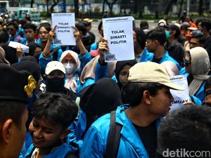 Mahasiswa Demo di Patung Kuda, Tolak Cawapres 35 Tahun
