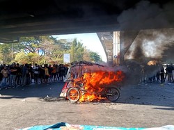Massa Demo Kawal Putusan MK di Fly Over Makassar, Diwarnai Aksi Bakar Bentor