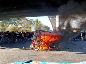 Massa Demo Kawal Putusan MK di Fly Over Makassar, Diwarnai Aksi Bakar Bentor Massa Demo Kawal Putusan MK di Fly Over Makassar, Diwarnai Aksi Bakar Bentor