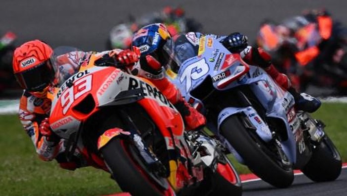 Marc (kiri) dan Alex Marquez saat membalap di Mugello. Foto: AFP/FILIPPO MONTEFORTE