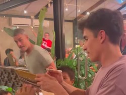Momen Marc Marquez Sabar Ladeni Bocah Minta Tanda Tangan di Lombok