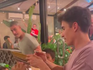 Momen Marc Marquez Sabar Ladeni Bocah Minta Tanda Tangan di Lombok Momen Marc Marquez Sabar Ladeni Bocah Minta Tanda Tangan di Lombok