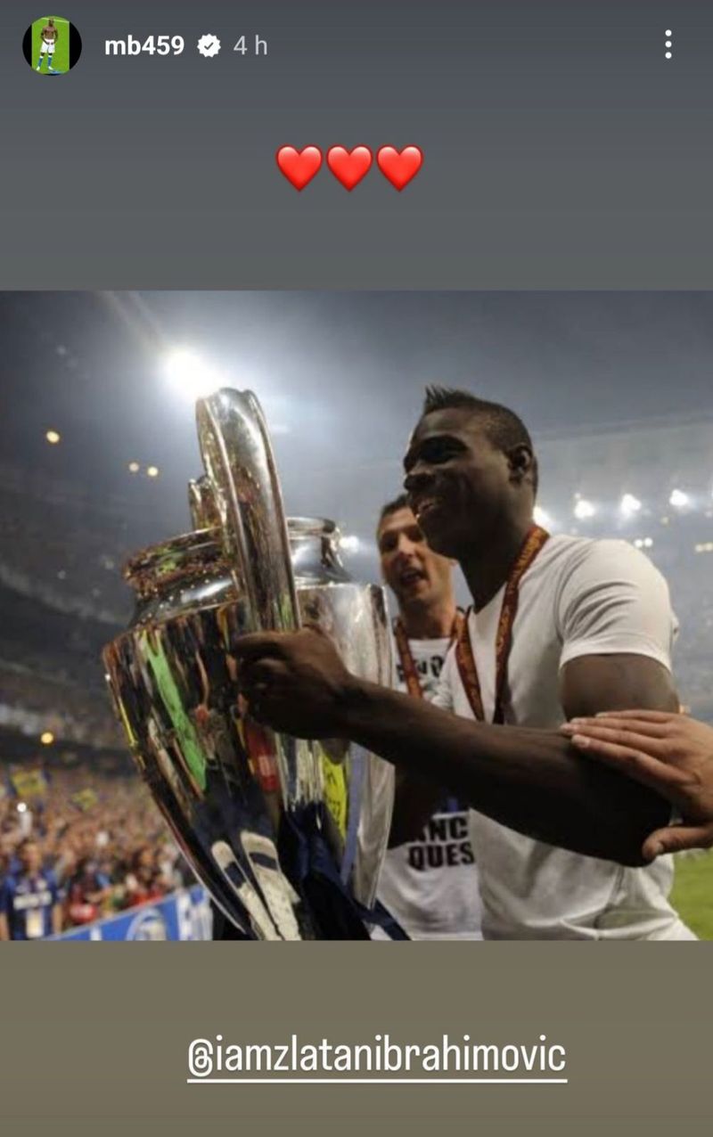 Mario Balotelli pamer trofi Liga Champions ke Zlatan Ibrahimovic.
