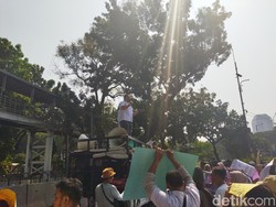 Aksi di Patung Kuda, Massa Dukung MK Kabulkan Gugatan Usia Capres-Cawapres