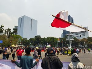 Massa Pro dan Kontra Gugatan Usia Capres-Cawapres Bubar dari Patung Kuda Massa Pro dan Kontra Gugatan Usia Capres-Cawapres Bubar dari Patung Kuda