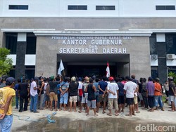 Massa Sopir Angkot di Sorong Desak Pemerintah Setop Operasional Taksi Online