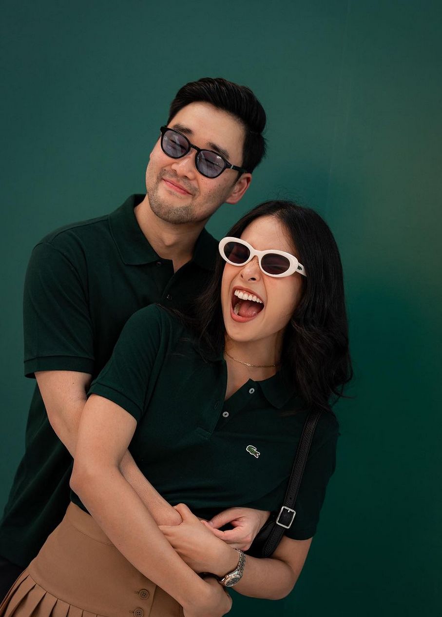 Maudy Ayunda dan Jesse Choi foto couple pakai baju tennis.