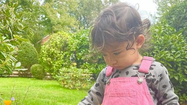 8 Foto Millie-Mae Anak Derby Romero Jarang Tersorot, Imut Berparas Blasteran