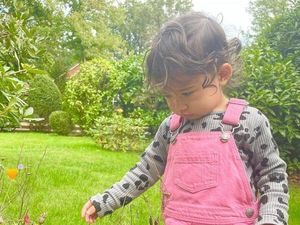 8 Foto Millie-Mae Anak Derby Romero Jarang Tersorot, Imut Berparas Blasteran