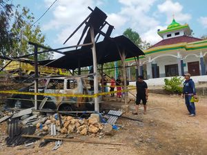 Mobil Kiai Dibakar OTK, Sempat Terjadi Ledakan Mobil Kiai Dibakar OTK, Sempat Terjadi Ledakan
