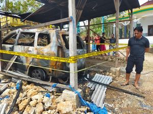 Misteri Kain di Mobil Kiai Sampang yang Dibakar OTK