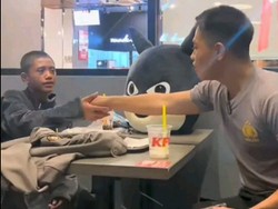 Momen Haru Polisi Muda Ajak Badut Jalanan untuk Makan di Resto