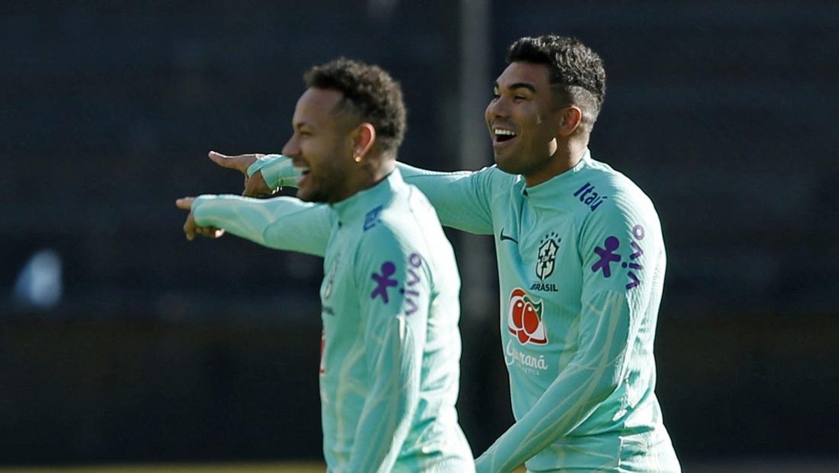 Neymar dan Casemiro dalam sesi latihan Timnas Brasil. (Foto: REUTERS/ANDRES CUENCA)