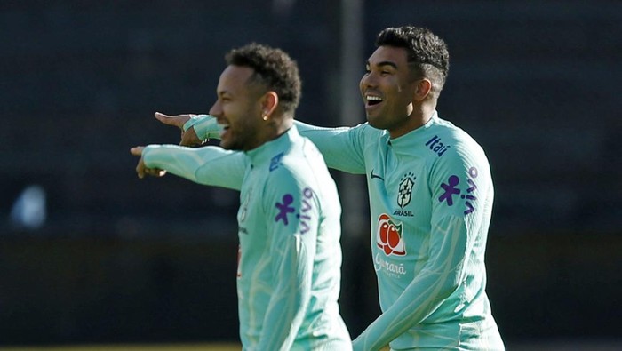 Soccer Football - World Cup - South American Qualifiers - Brazil training - Estadio Campeon del Siglo, Montevideo, Uruguay - October 15, 2023 Brazils Neymar and Brazils Casemiro during training REUTERS/Andres Cuenca