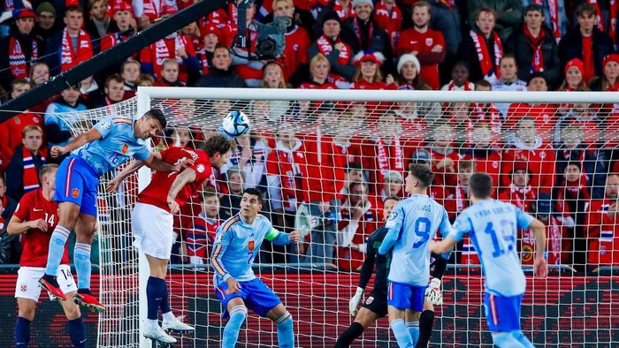 Norways defender #04 Stefan Strandberg (3rd L) heads the ball during the UEFA Euro 2024 group A qualification football match between Norway and Spain at the Ullevaal Stadium in Oslo, Norway, on October 15, 2023. (Photo by Frederik Ringnes / NTB / AFP)