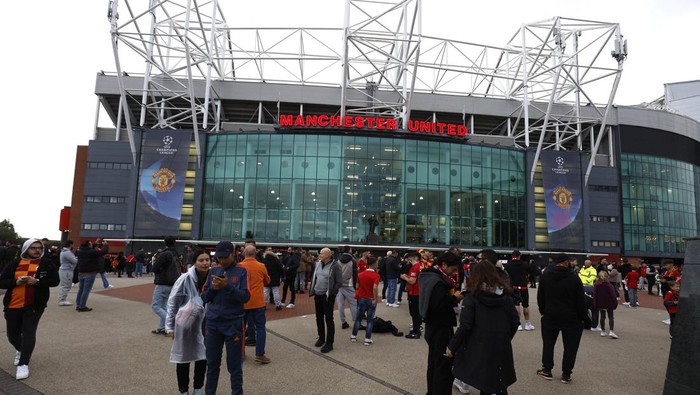Soccer Football - Champions League - Group A - Manchester United v Galatasaray - Old Trafford, Manchester, Britain - October 3, 2023 Fans outside the stadium before the match Action Images via Reuters/Jason Cairnduff
