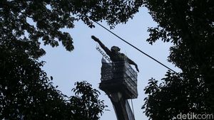 Patung Pancoran Dibersihkan